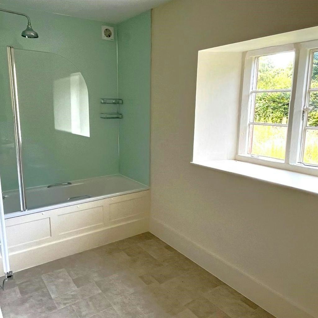 Wells Head Farmhouse - Family Bathroom 1