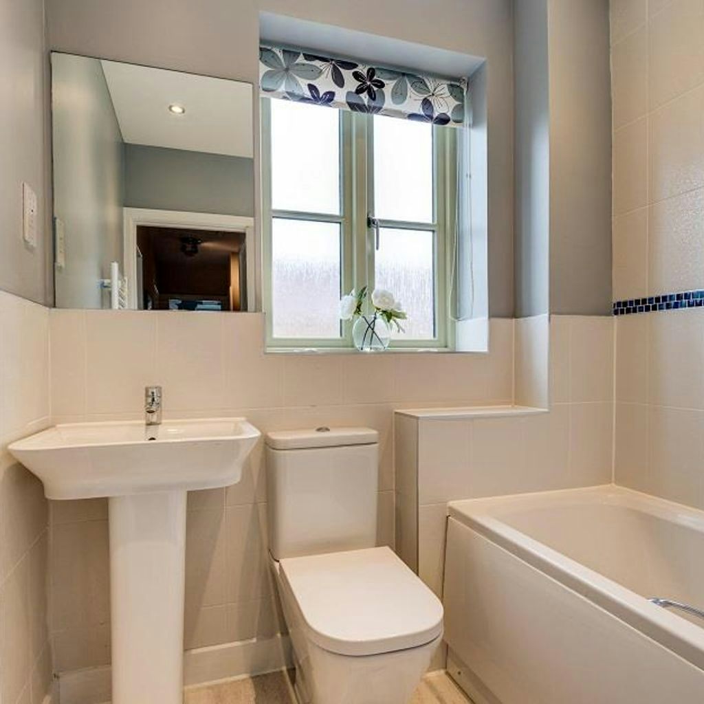 4 Whitley Way - Family Bathroom