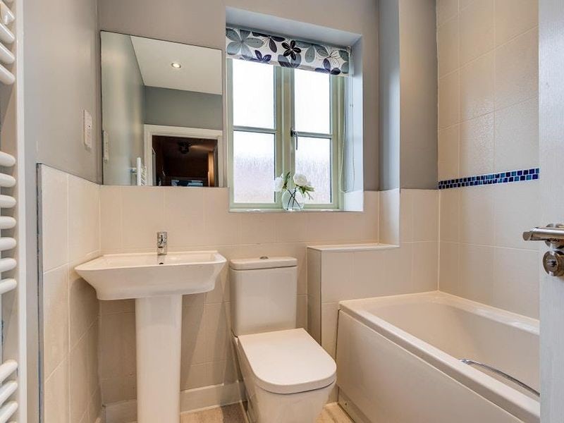 4 Whitley Way - Family Bathroom